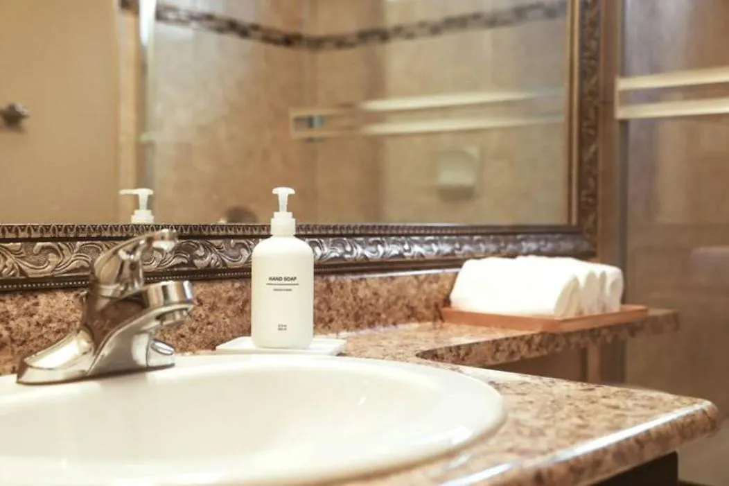 Close To Yvr King Sized Private Entrance Suite Richmond Apartment