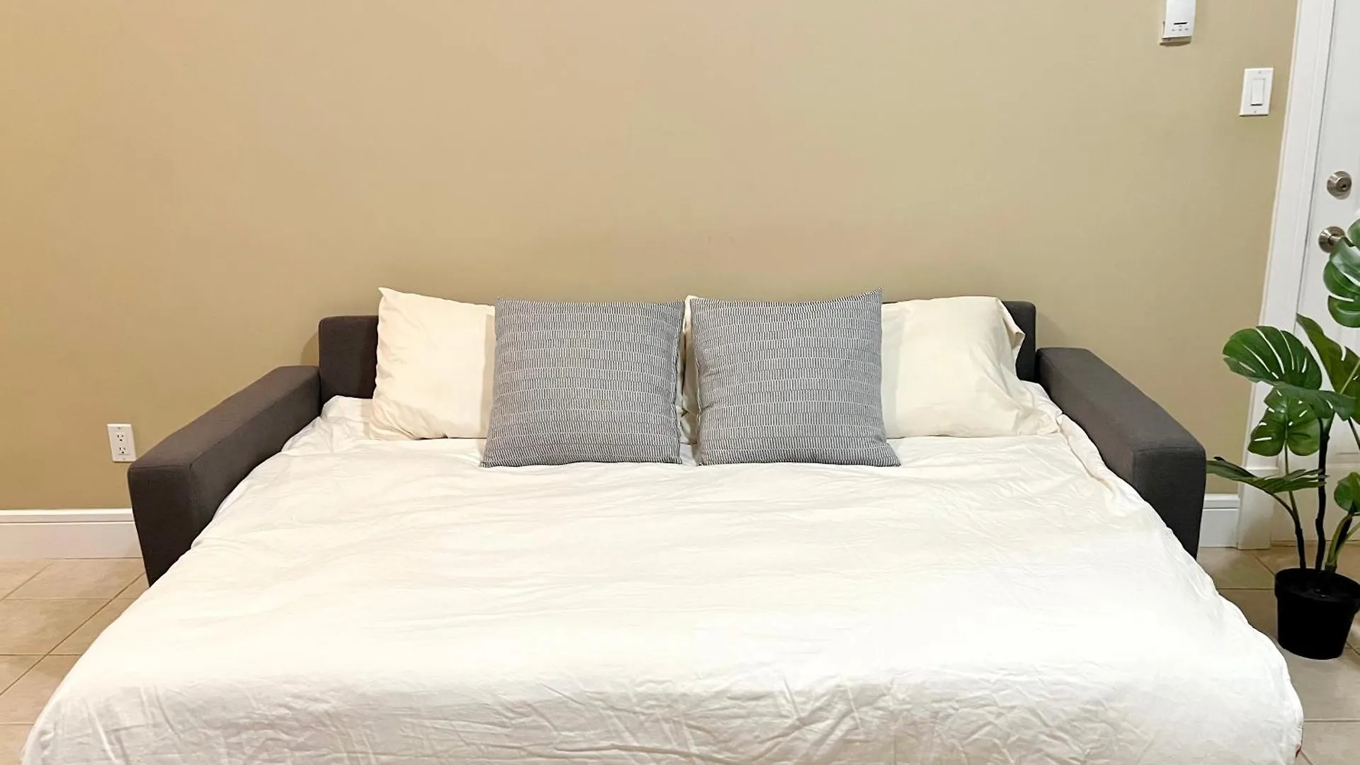 Close To Yvr King Sized Private Entrance Suite Richmond Canada