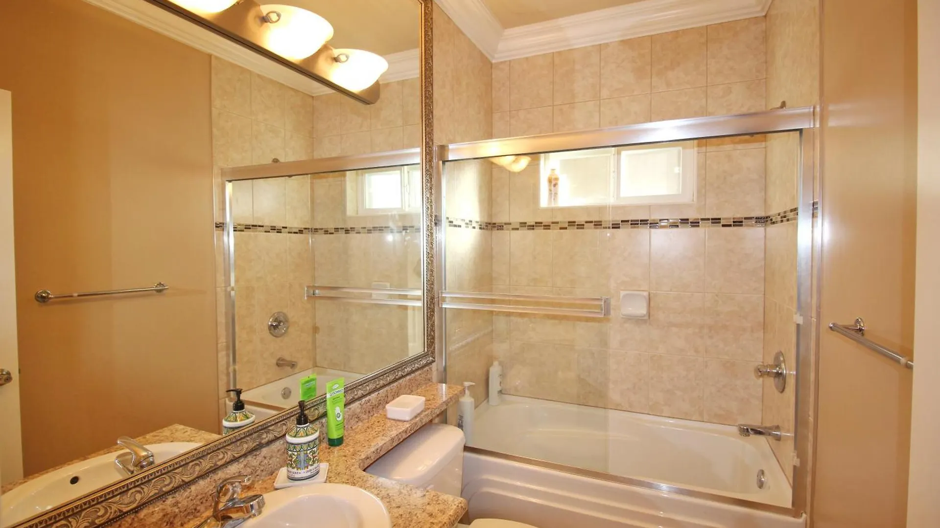 Apartment Close To Yvr King Sized Private Entrance Suite Richmond Canada