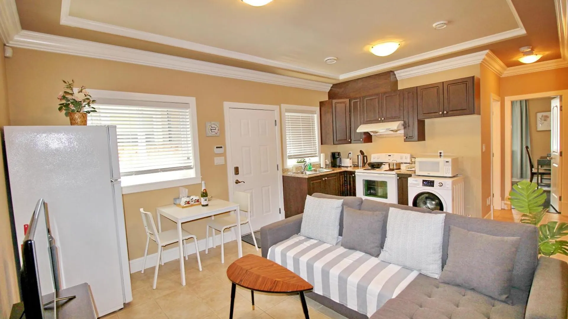 Close To Yvr King Sized Private Entrance Suite Richmond