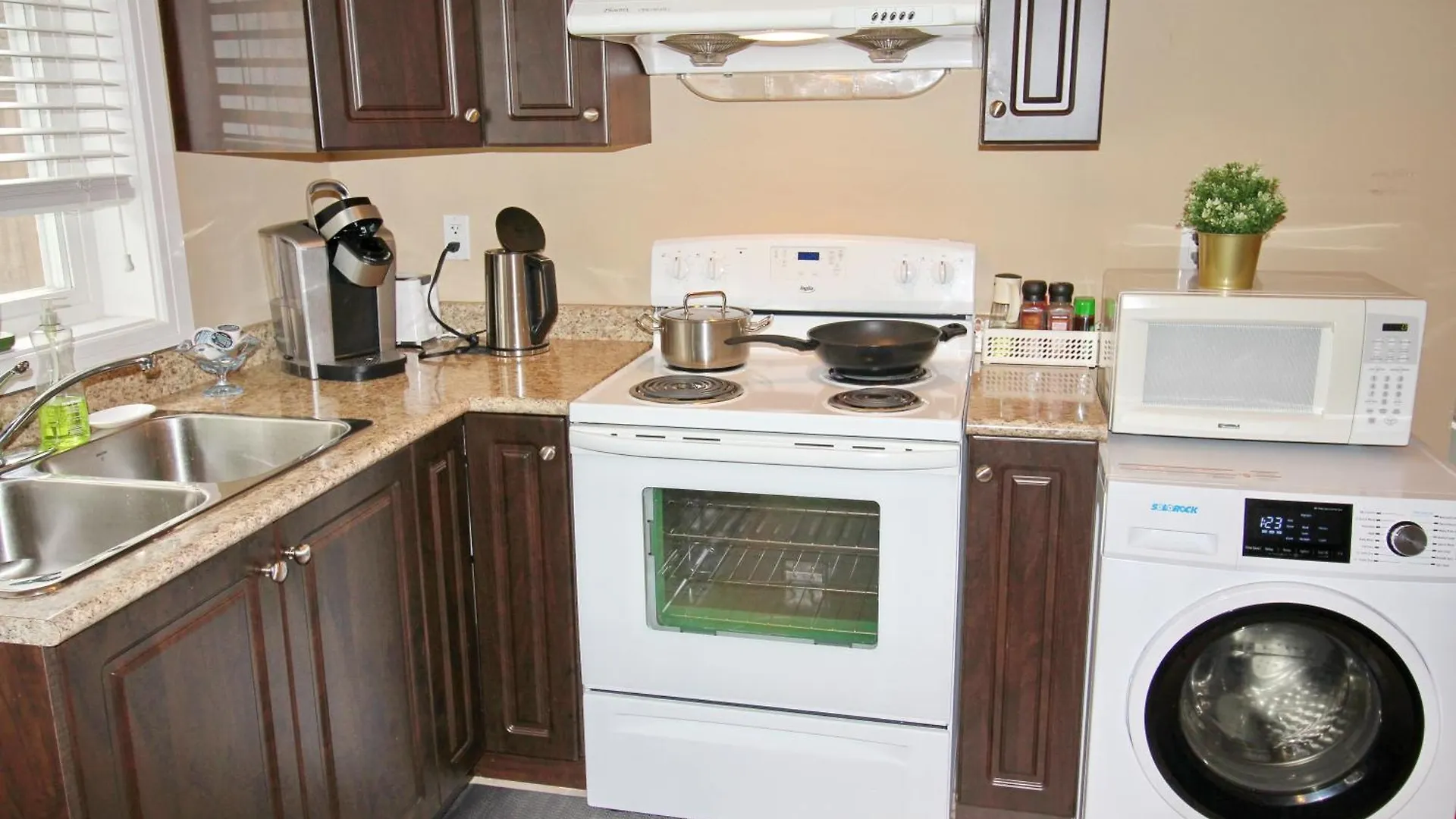 Close To Yvr King Sized Private Entrance Suite Richmond 0*,  Canada